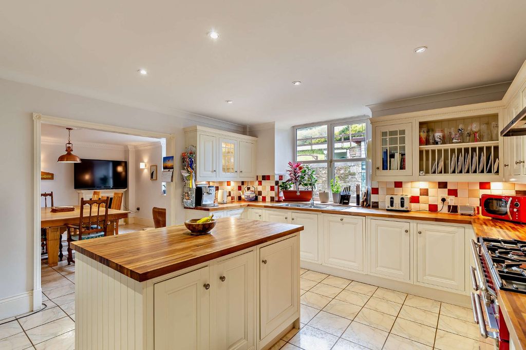 Property photo 2 of 23 Kitchen