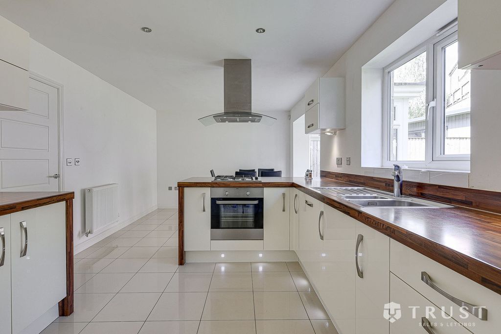 Property photo 3 of 37