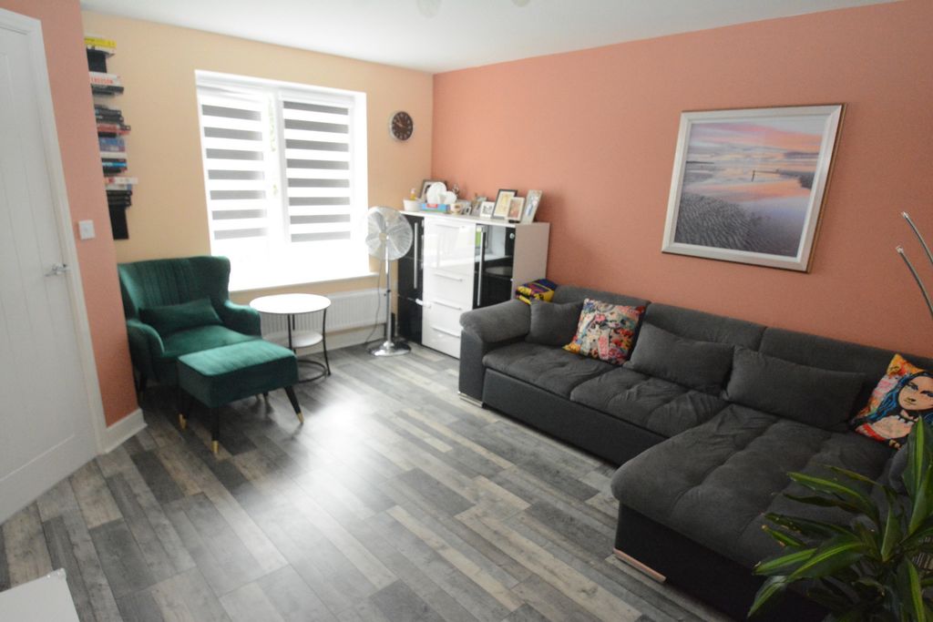 Property photo 2 of 17 Lounge