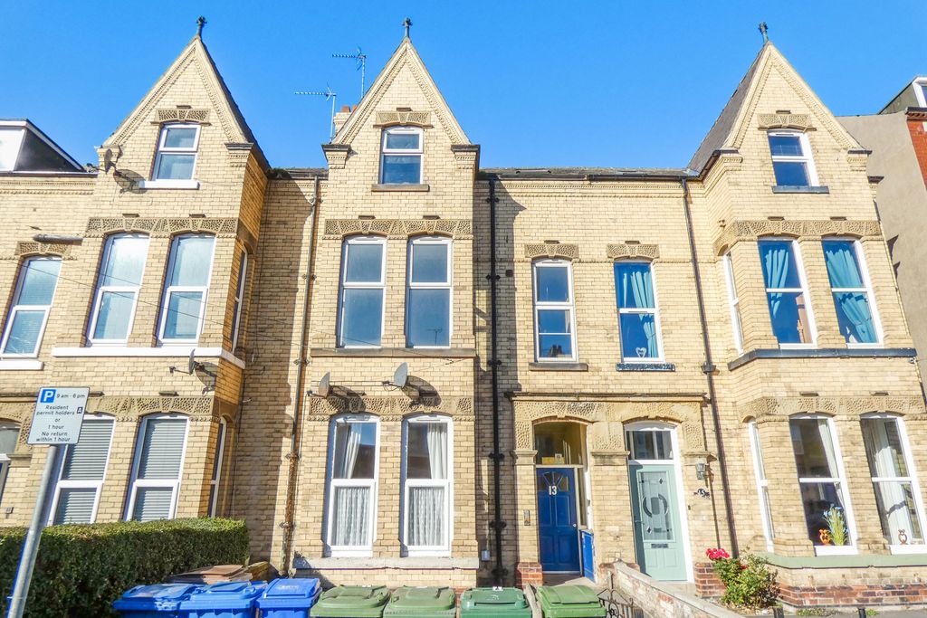 Property photo 1 of 16 Flat 2, 13 Flamborough Road, Bridlington, East Yorkshire, Yo15 2Hu