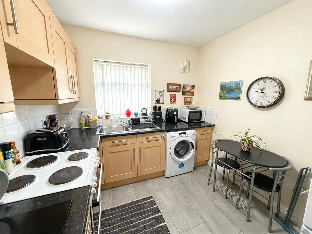 Property photo 3 of 8 Kitchen
