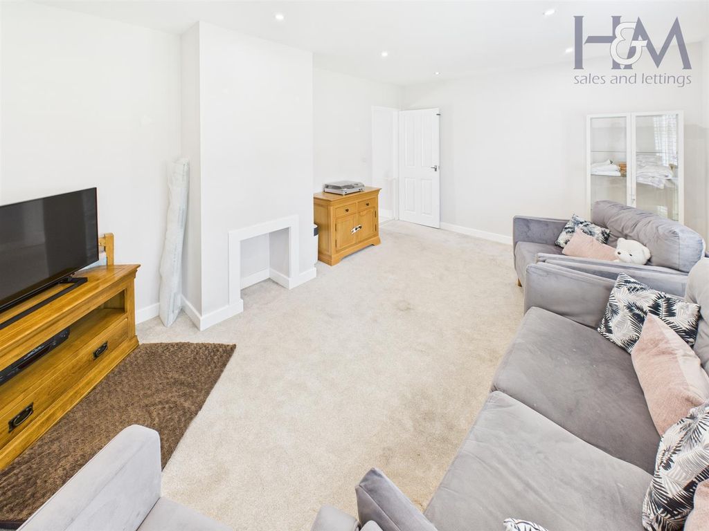 Property photo 3 of 18 Cam02804G0-Pr0366-Still037.Jpg