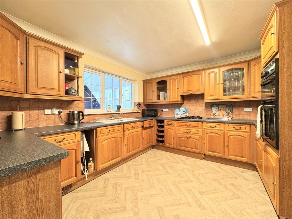 Property photo 3 of 23 Kitchen