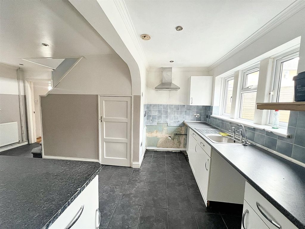 Property photo 3 of 18 Kitchen