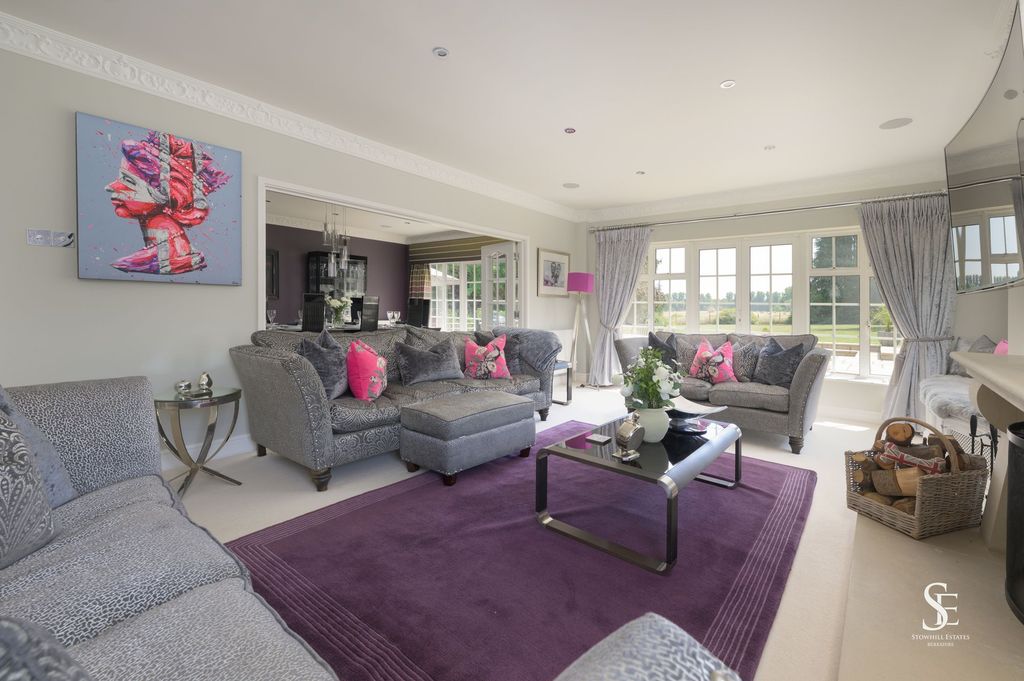 Property photo 3 of 40 Sitting Room