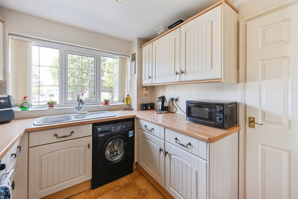 Property photo 3 of 17 Kitchen: