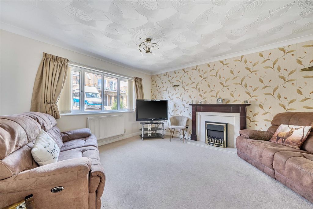 Property photo 3 of 21 Sitting Room