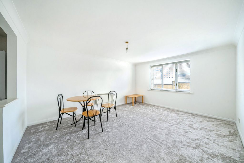 Property photo 2 of 14 Sitting/Dining Room