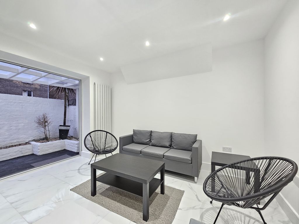 Property photo 1 of 9 Earls Court Gardens, Sw5