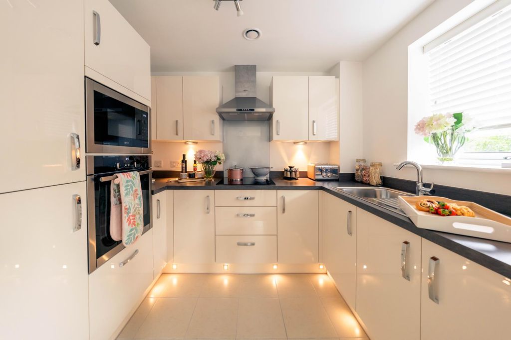 Property photo 3 of 12 Bathroom