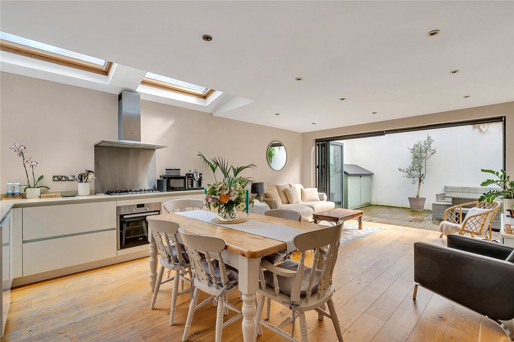 Property photo 1 of 10 Kitchen/Reception