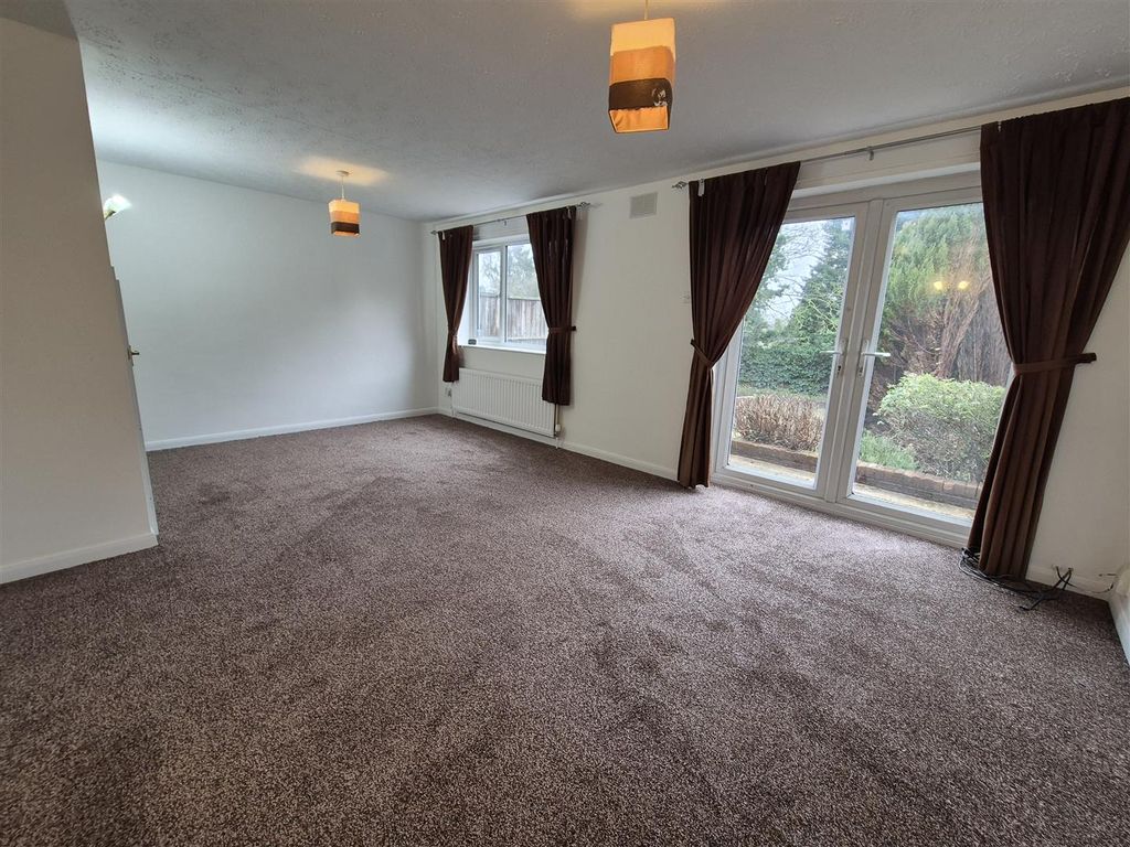 Property photo 3 of 18 Living Room