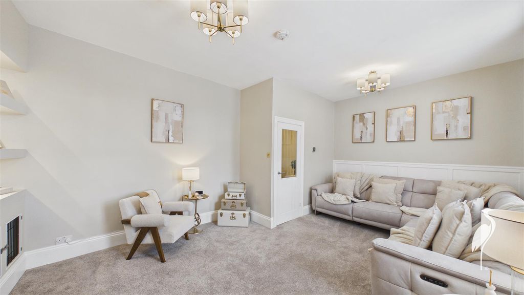 Property photo 2 of 18 Lounge