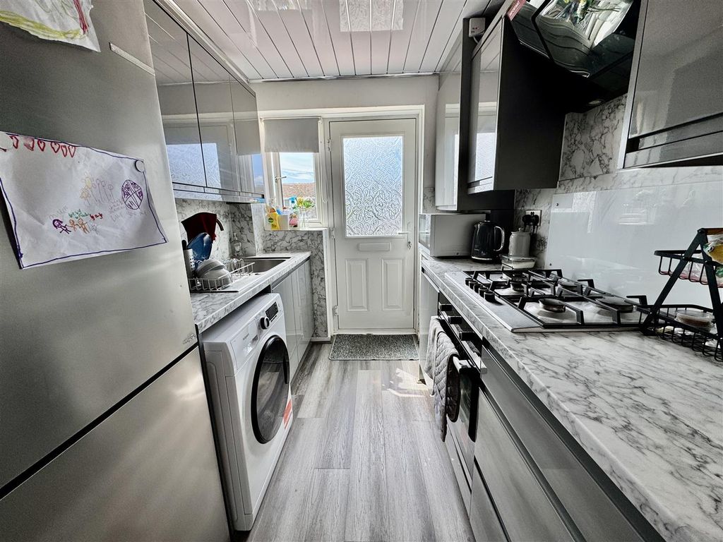 Property photo 3 of 12 Kitchen