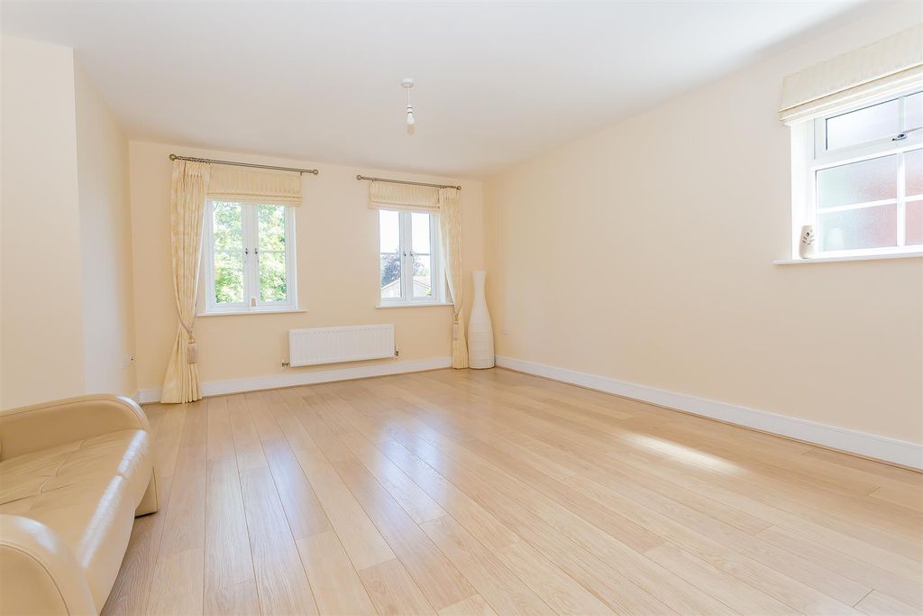 Property photo 3 of 7 Flat-Hurley-Close-Banstead-1014.Jpg