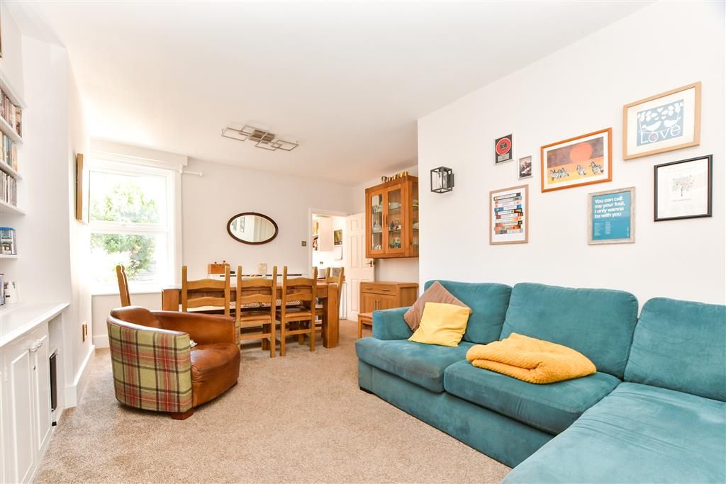 Property photo 3 of 12 Lounge