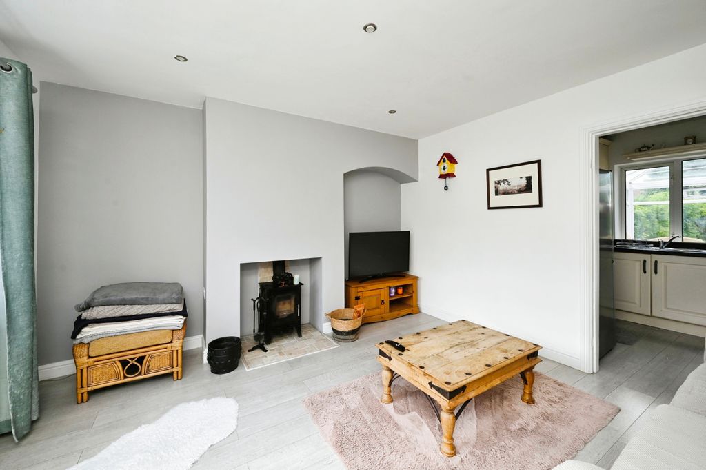 Property photo 3 of 16 Lounge