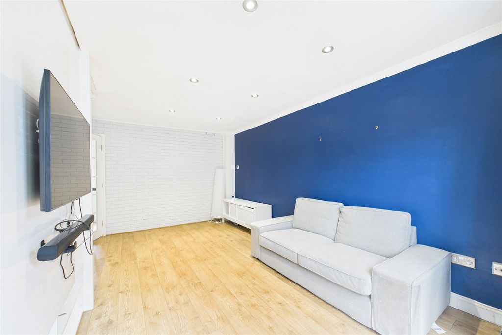 Property photo 3 of 8 Picture No. 05