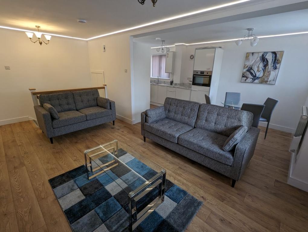 Property photo 3 of 11 Lounge