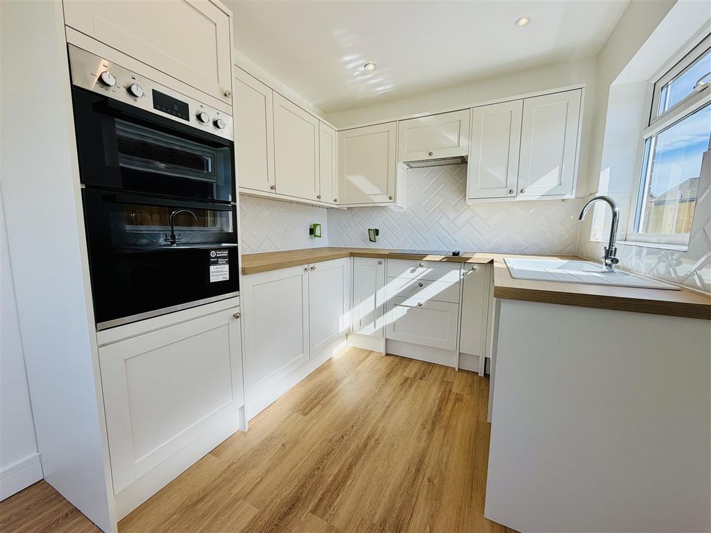 Property photo 3 of 18 Kitchen