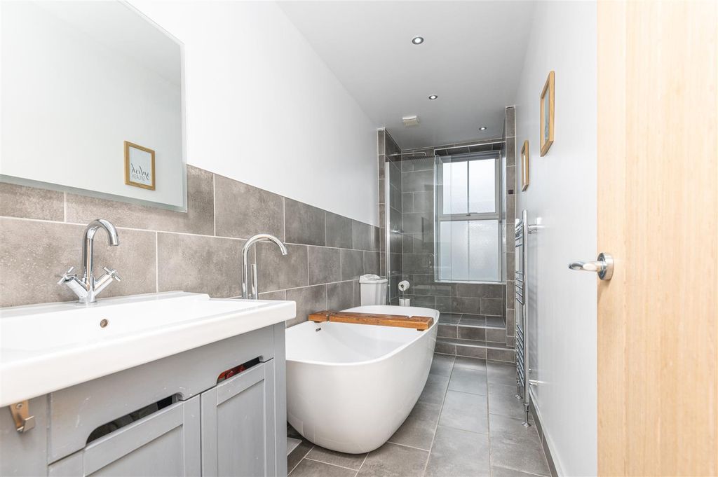 Property photo 2 of 34 48 - 112 Stainland Road Hx4 8Bq.Jpg