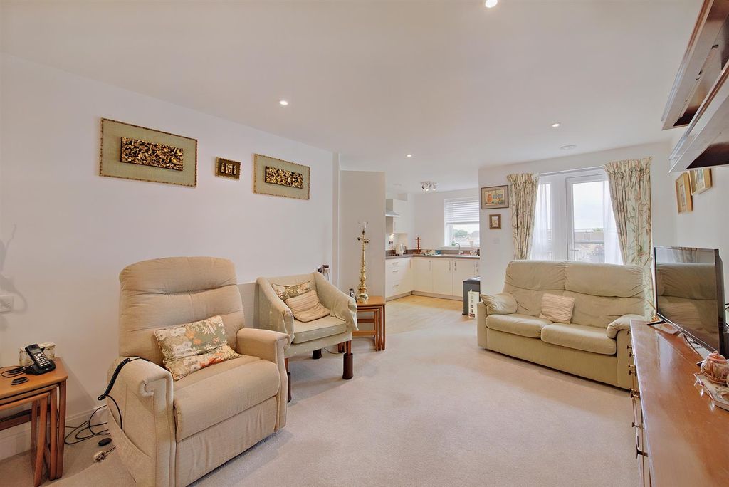Property photo 3 of 21 8559132-Interior03-800.Jpg