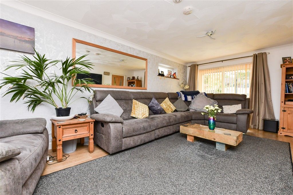 Property photo 3 of 20 Lounge