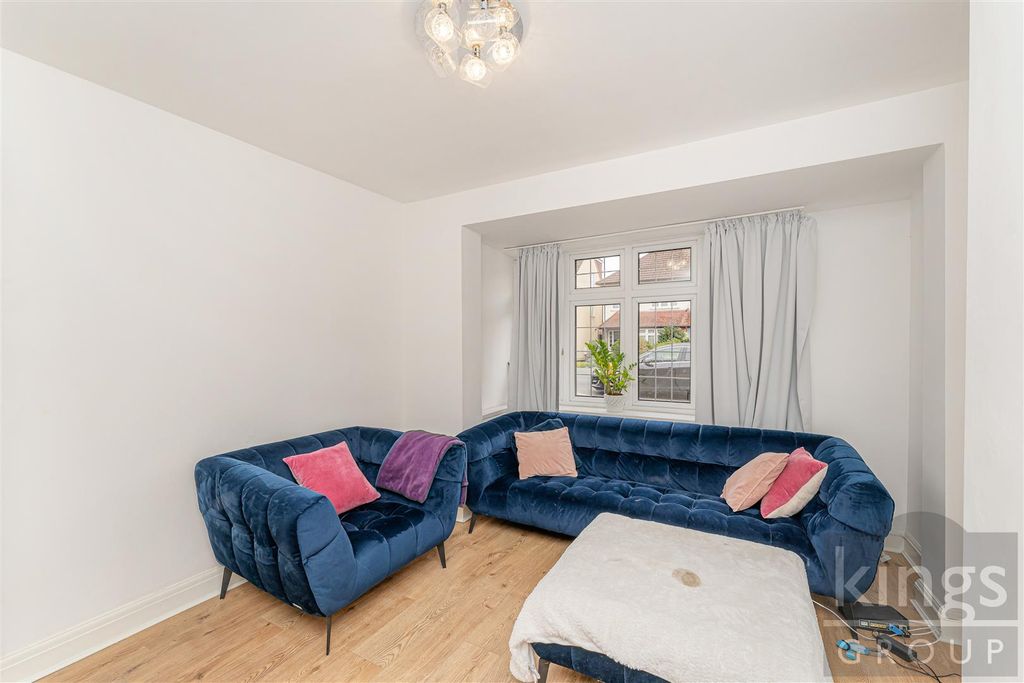 Property photo 3 of 21 Lounge