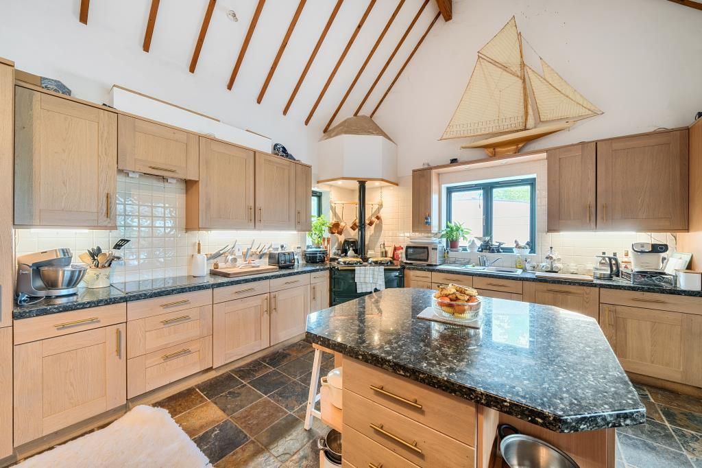 Property photo 3 of 25 Kitchen