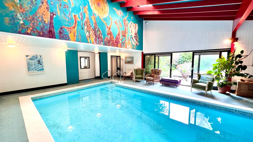 Property photo 1 of 32