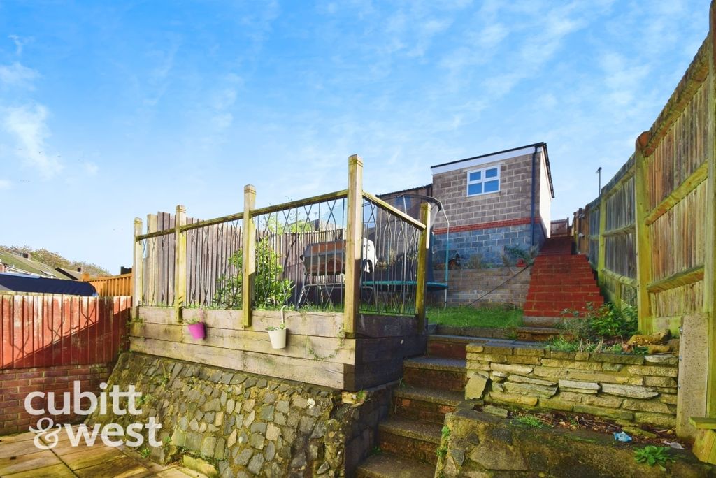 Property photo 3 of 11