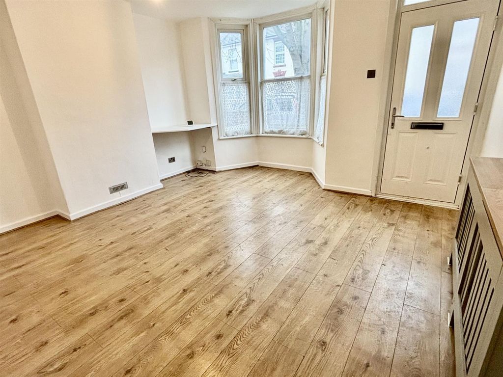 Property photo 3 of 13 Lounge