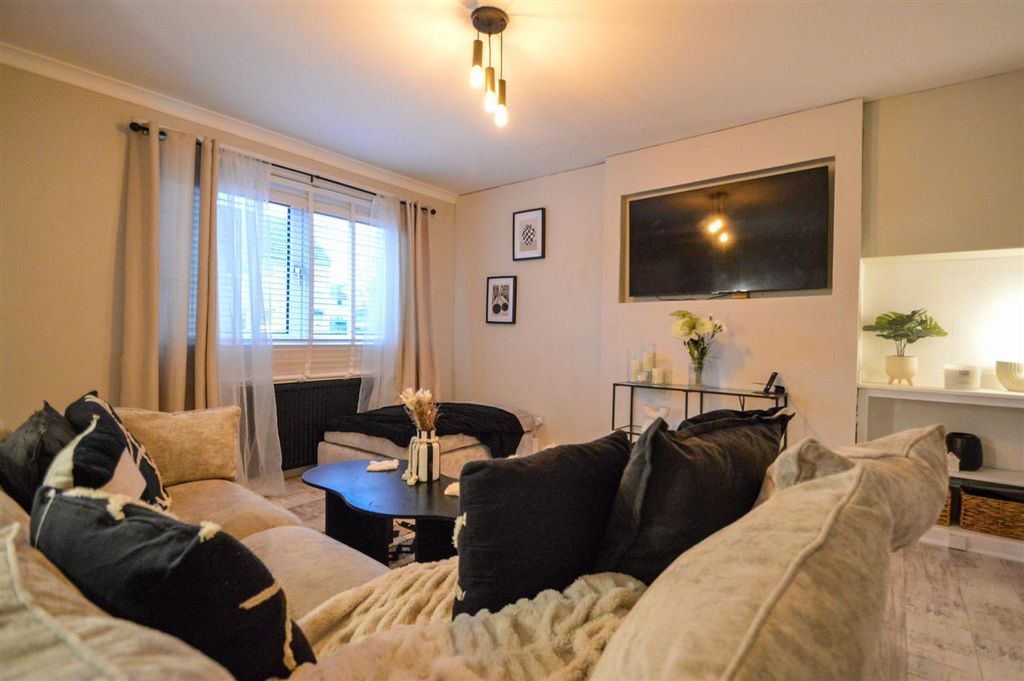 Property photo 2 of 15 Lounge