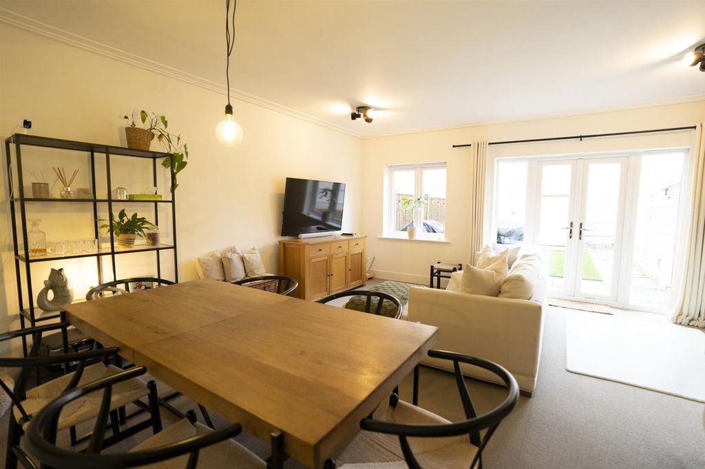 Property photo 3 of 18 Living Room