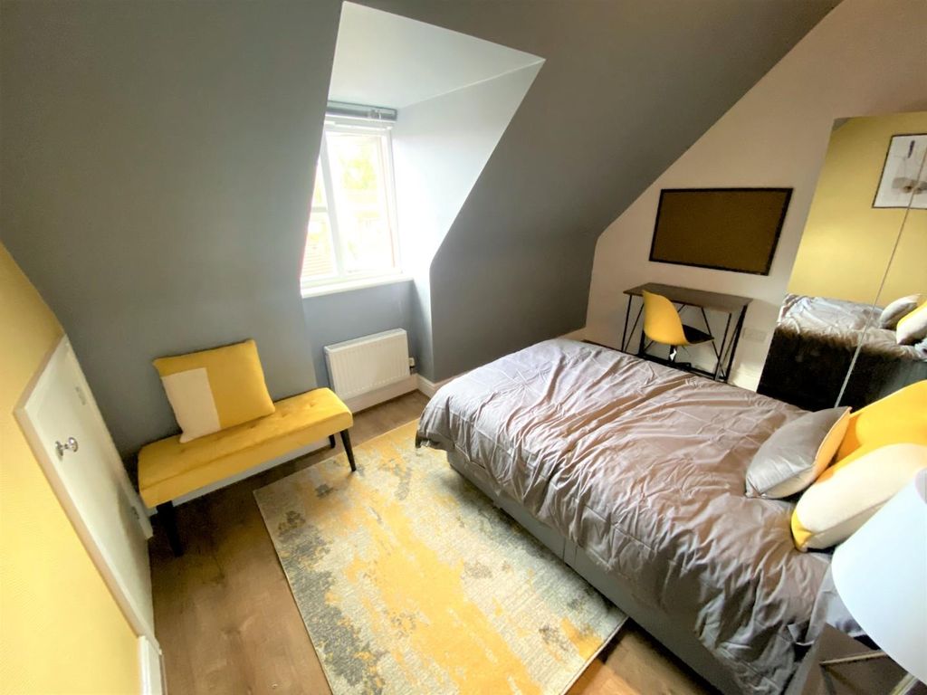 Property photo 2 of 10 Bedroom