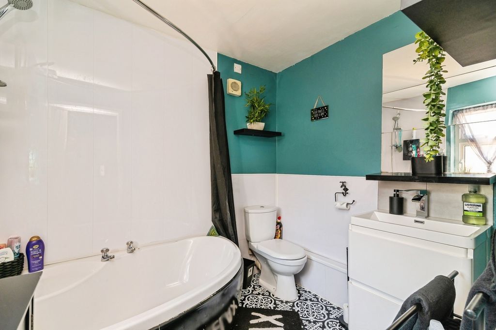 Property photo 3 of 15 En-Suite