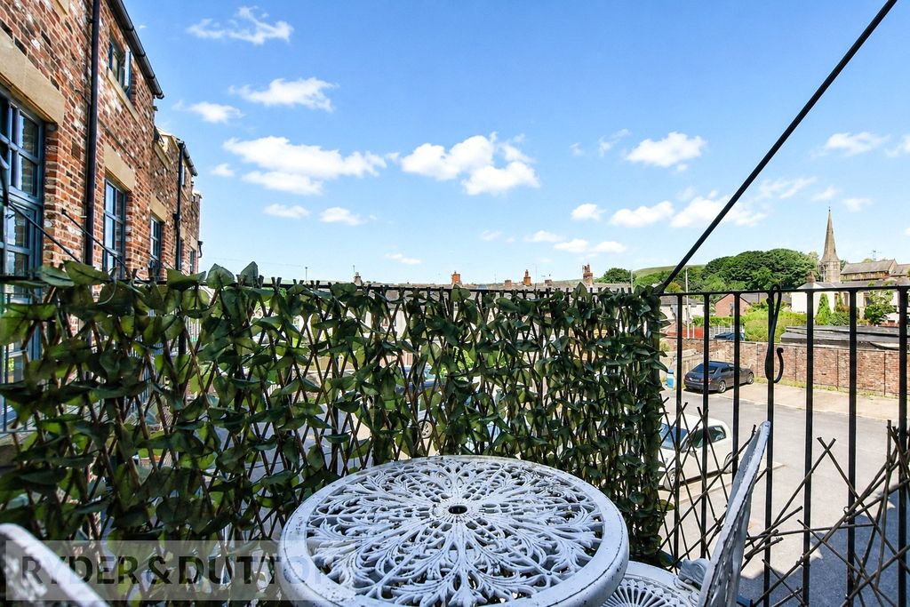 Property photo 3 of 11 Balcony