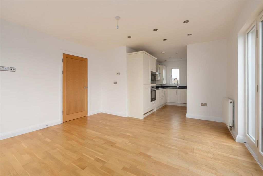 Property photo 3 of 12 Regent Street, Whitstable