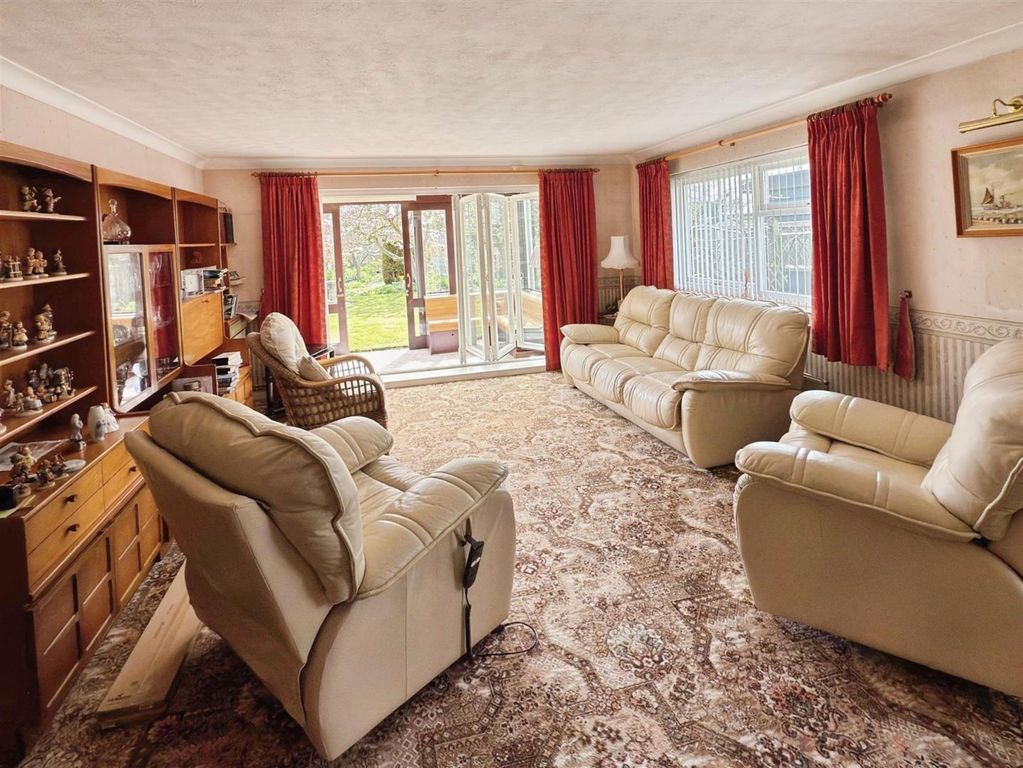 Property photo 3 of 18 Meadow Road  (5).Jpg