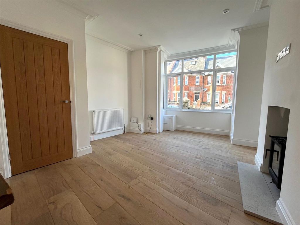 Property photo 2 of 24 4272 Lounge.Jpg