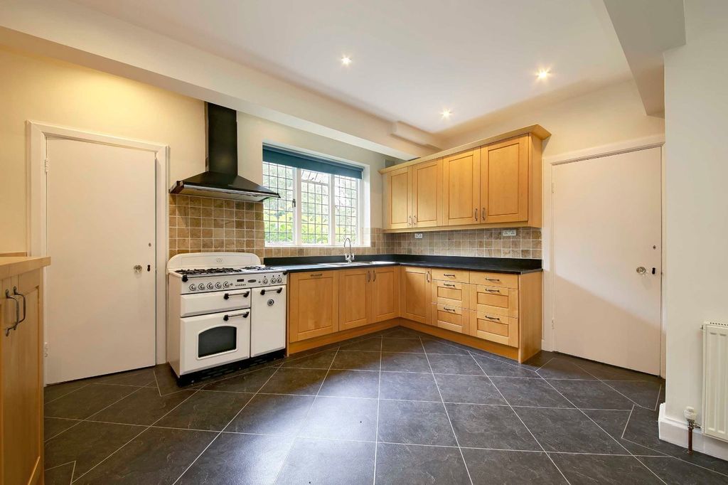 Additional image 6 of 6 bed detached house for salePenn Road, Beaconsfield HP9
