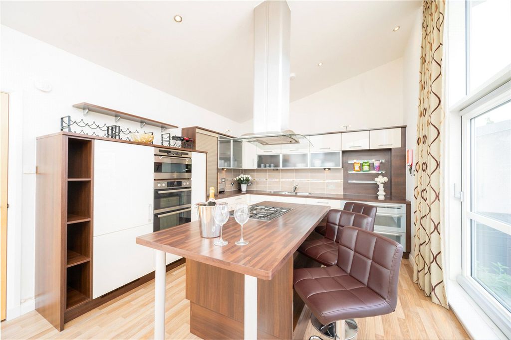 Property photo 2 of 30 Queens Highlands 13