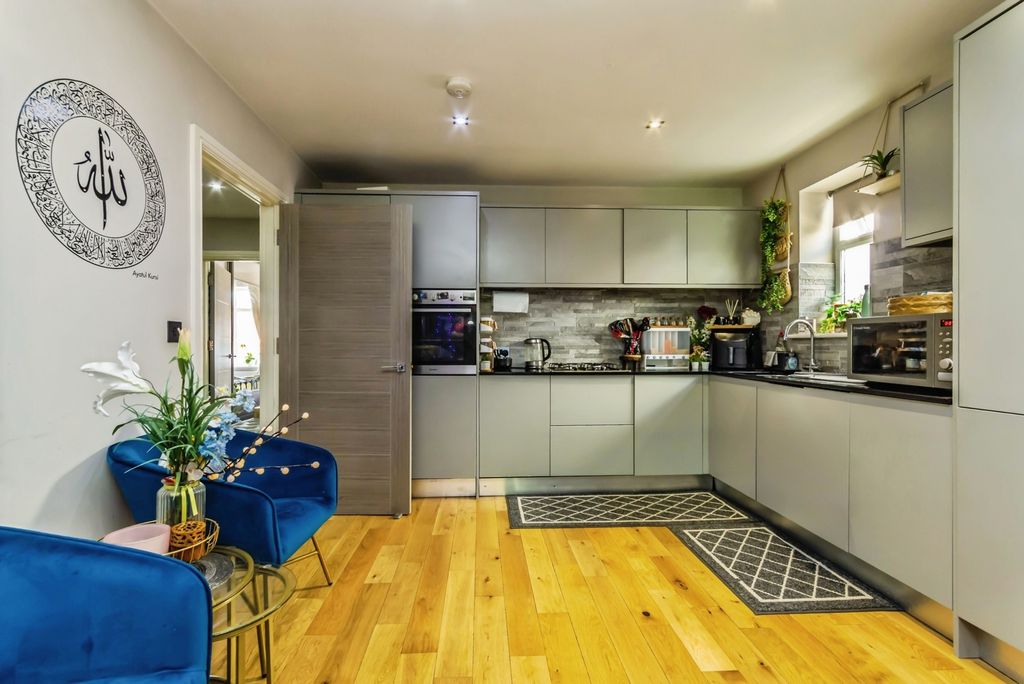 Property photo 2 of 18 Kitchen
