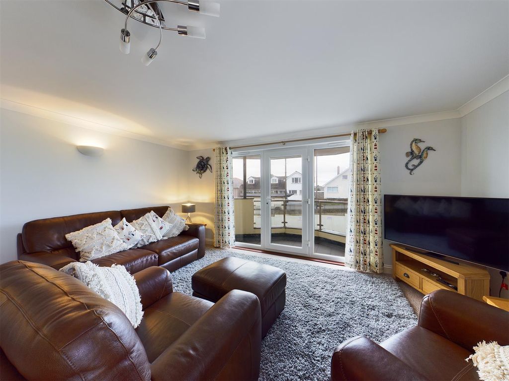 Property photo 3 of 18 Lounge Area