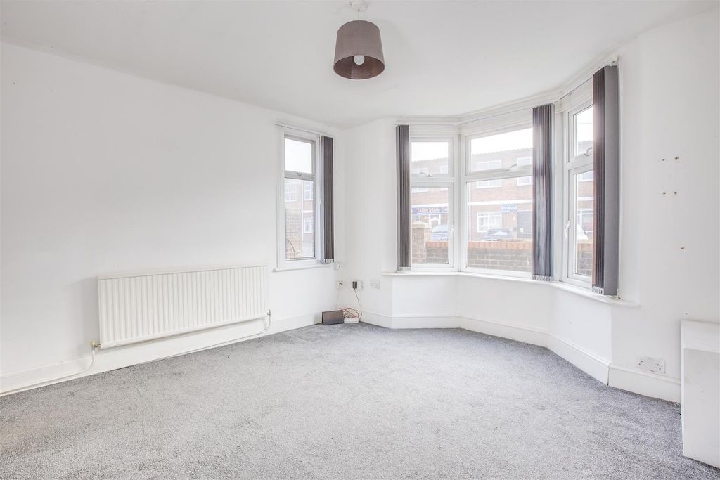 Property photo 2 of 13 7 Victoria Street, Hp11 2Lu-4.Jpg
