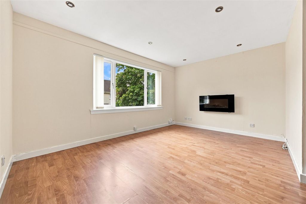 Property photo 3 of 11 04-29_Haystack_Place_Lenzie_004.Jpg