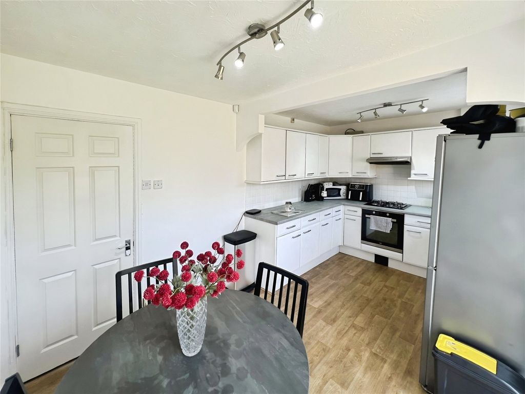 Property photo 3 of 10 Kitchen