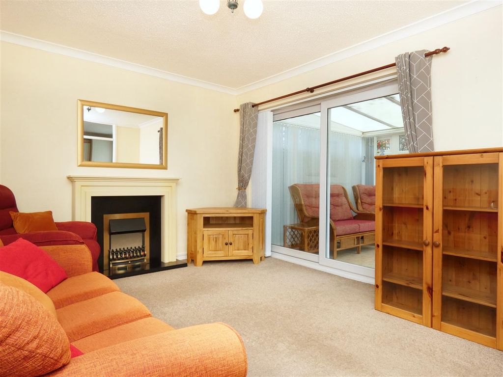 Property photo 3 of 14 Lounge