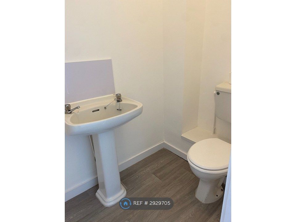 Property photo 3 of 10 Ensuite Shower Room