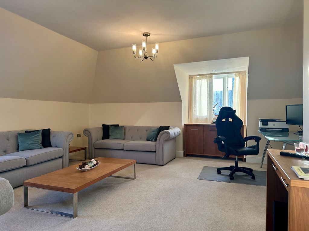 Property photo 3 of 14 Living2